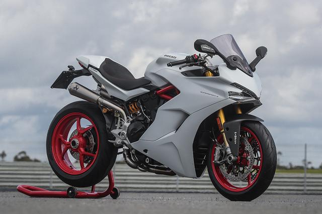 画像: Sport パッケージ カーボンファイバー製フロントフェンダー、燃料タンクカバー。可倒式レーシング・レバー・キット。ブレーキ・フルード・リザーバー用ビレット・アルミニウム製カバー。マフラーはオプション(別売)だ。 ※日本導入未定