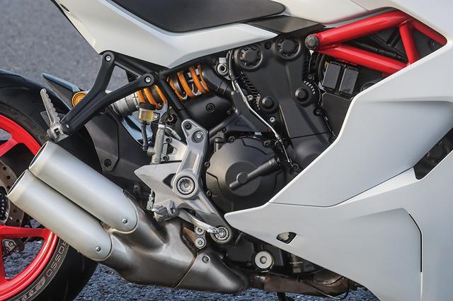 画像: 排気量937㏄ L 型 2 気筒テスタストレッタ 11°は最高出力 113hp(83.1kW)/9000rpm、最大トルク 9.9㎏m(96.7Nm)/6500rpmを発生。メインフレーム、シリンダーヘッド、リアサスが一直線に並んでいることが分かる。