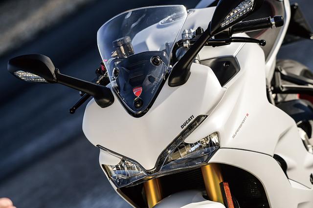 画像: スーパーバイクのパニガーレを彷彿させるフロントマスク。プレキシグラス製のスクリーンは高さを約50㎜調整でき、高速走行時には適切な風防効果を発揮。ツーリングユースにも対応したモデルであることがよく分かる。