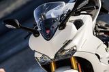 画像: スーパーバイクのパニガーレを彷彿させるフロントマスク。プレキシグラス製のスクリーンは高さを約50㎜調整でき、高速走行時には適切な風防効果を発揮。ツーリングユースにも対応したモデルであることがよく分かる。