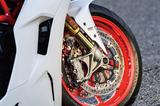画像: フロントブレーキはブレンボ製 M4-32 ラジアルマウントモノブロックキャリパーとφ320㎜ 径ディスクをダブルで装着。マスターシリンダーはブレンボ製 PR18/19 ラジアルタイプでレバーもアジャスタブルだ。