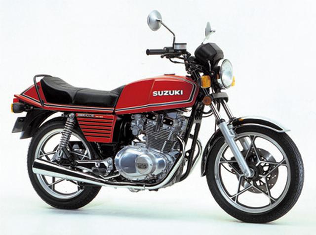 画像: SUZUKI GSX400E(1980年) 高い燃焼効率を実現したTSCCヘッド採用のツインカムエンジンと、アンチノーズダイブフォーク(ANDF)機構により、4気筒のライバル車と互角の走りを見せたスズキのエキサイティング・ツイン。 ●エンジン形式:空冷4ストDOHC4バルブ並列2気筒●総排気量:399㏄●最高出力:44PS/9500rpm●最大トルク:3.7㎏-m/8000rpm●乾燥重量:171.3㎏●タイヤサイズ(前・後):3.00-18・3.50-18 ■価格:34万5000円