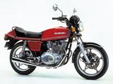 画像: SUZUKI GSX400E(1980年) 高い燃焼効率を実現したTSCCヘッド採用のツインカムエンジンと、アンチノーズダイブフォーク(ANDF)機構により、4気筒のライバル車と互角の走りを見せたスズキのエキサイティング・ツイン。 ●エンジン形式:空冷4ストDOHC4バルブ並列2気筒●総排気量:399㏄●最高出力:44PS/9500rpm●最大トルク:3.7㎏-m/8000rpm●乾燥重量:171.3㎏●タイヤサイズ(前・後):3.00-18・3.50-18 ■価格:34万5000円