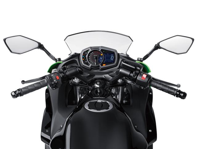 画像: グリップが高めのセパレートハンドルにより、Ninja 650のライディングポジションは上体がリラックスしたアップライトな設定。幅広い層のライダーにフィットするポジションを追求し、コントロールしやすく、自然で快適な乗車姿勢としている。