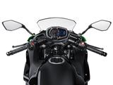 画像: グリップが高めのセパレートハンドルにより、Ninja 650のライディングポジションは上体がリラックスしたアップライトな設定。幅広い層のライダーにフィットするポジションを追求し、コントロールしやすく、自然で快適な乗車姿勢としている。