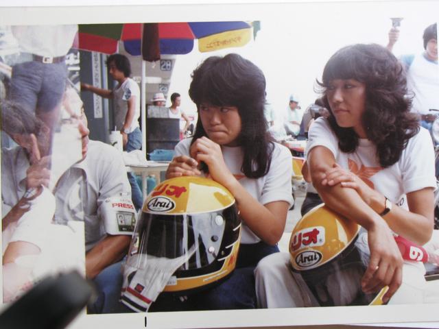 画像: 堀ひろ子さん(右)とペアライダーの今里(現在は腰山)峰子(左)さん。彼女は後に堀さんと共にスズキDR500でアフリカ縦断の冒険ツアーにも参加する。堀さんいわく「パリダカはラクですよ。だって冬だもん。私たちは夏に行ったの。バカだよね(笑)」
