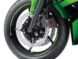 画像: ブレーキディスクはフロントがø300mm、リヤはø220mmのペータルディスクで、制動力の向上と同時にスポーティなイメージを強調している。