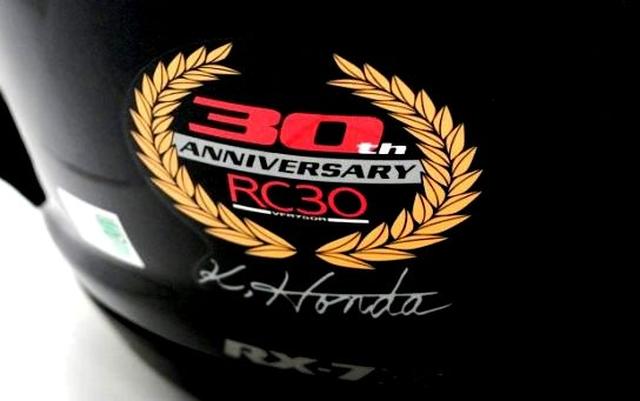 画像: 背面にはRC30の開発責任者本多和郎氏のサイン入り