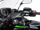 画像: トップブリッジにスポーティなセパレートハンドルを装着。アップライトなポジションもニンジャ650の特徴。高い快適性と、スポーティなライディングポジションもとることができる優れた操作性を両立している。