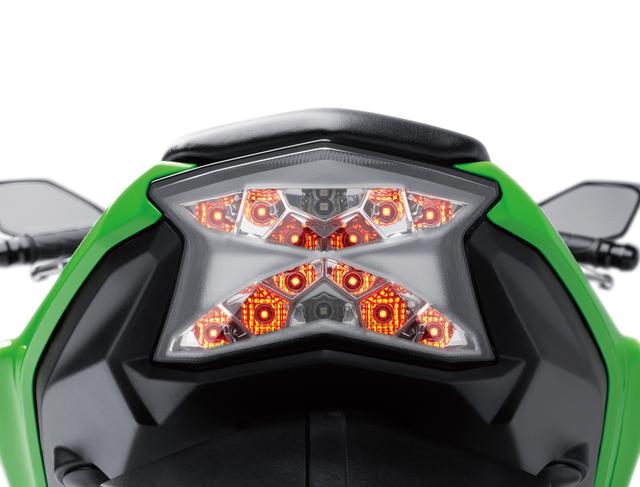 画像: LEDテールランプは“X”パターンに点灯し、後続車にもスポーティなイメージをアピールする。