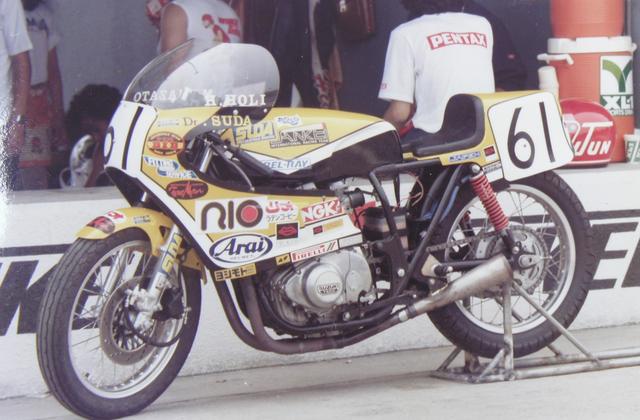 画像: 80年に鈴鹿4時間耐久に参戦した須田さんのGSX400E。ホイールがワイヤースポークのアルミリムに組み替えられ、CONIのリアショックが装着された以外、外観には何の変哲もない。マフラーは三恵技研製のショート2本出しだ。