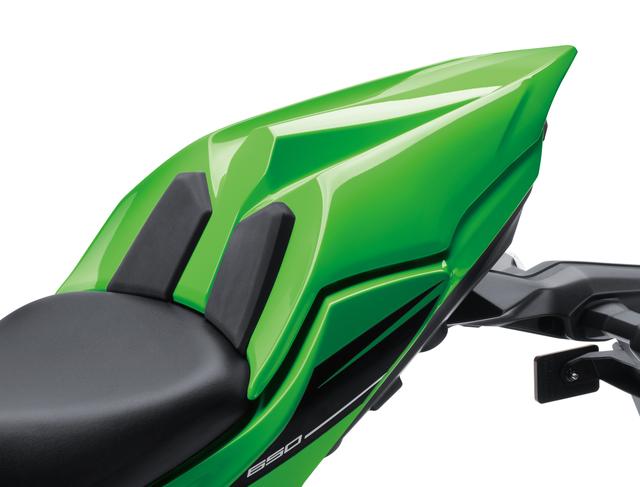画像: レーシーなイメージを強調するシングルシートカバー。デザインがよりアグレッシブになったNinja650にはピッタリのアイテムだ。