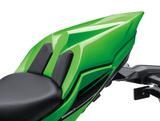 画像: レーシーなイメージを強調するシングルシートカバー。デザインがよりアグレッシブになったNinja650にはピッタリのアイテムだ。