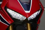 画像: 伝統のデュアルヘッドライトはLED化のメリットを活かし軽快にまとめたフロントマスクへと進化を遂げた。従来のロービーム片側点灯からハイ/ロー両側点灯に変更。