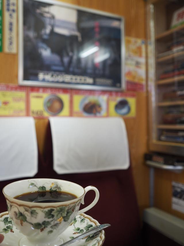 画像: コーヒーもあります(300円)。チャレンジ20000kmの車内広告を見ながら頂くコーヒーは格別です。