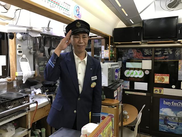 画像: 車掌長の徳弘さん。