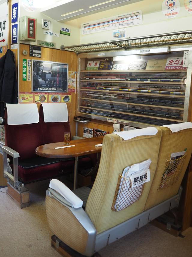画像: お店に入って一番目立つところにある、ボックスシート。いまとなってはこんなに気軽に座ることなんてできない…0系新幹線の転換クロスシートW12の椅子!(お子様が3人腰掛けられるように肘掛けは外したそうです) そして向かい席はこれまた0系新幹線のグリーン車の椅子! シートは車掌長自ら分解・整備・洗浄して設置してあるとのこと。どちらも座り心地は良いのですが、何時間座っても疲れないのはやっぱりグリーン車の座席なんですって。
