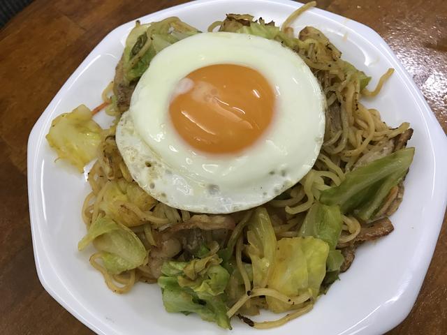 画像: ミーゴレン風焼きそば(650円)。こちらも美味しい。ほんのりピリ辛で食も進みます。
