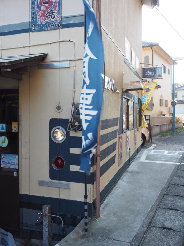画像: 「ご乗車お待ちしております」と言わんばかりの外観。このときは国鉄色のクリーム1号に青色の塗り分けの583系カラーが塗装されていました。クリーム1号はスカ色・113系にも使われている色なんですって。