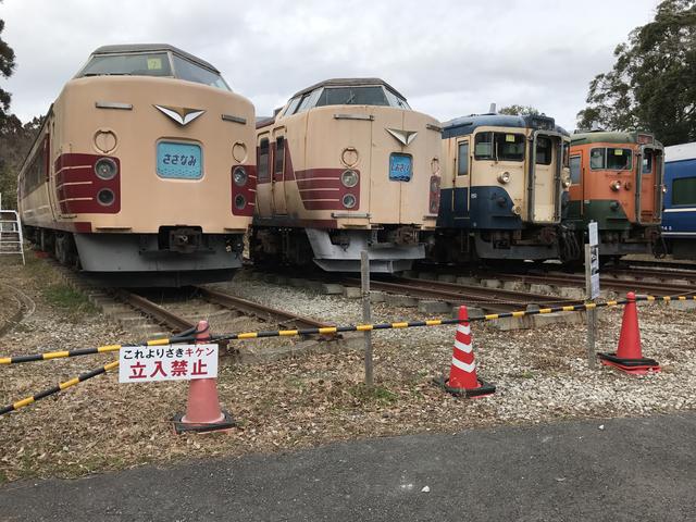 画像: 余談ですが、183系0番台(写真左から2番目)は千葉・東京を走っていた国鉄特急(さざなみ、わかしお、しおさい、あやめ、すいごう)で、前面には地下区間を走るため非常時の避難口があるんですって。ちなみに撮影場所はポッポの丘です。