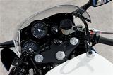 画像: タコメーターの右側に水温計を一体化したものの左に、独立して取り外せるようになっているスピードメーターを装着。サーキット走行を想定したユニークなデザインだ。