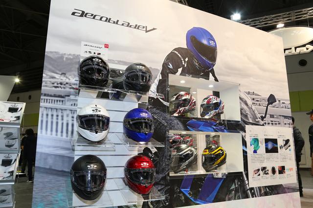 画像: Kabutoブースでは発売予定のソリッドカラー6色が展示されたほか、グラフィックモデルも用意されていた。