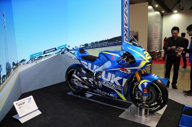 画像: スズキはGSX-RRにまたがりOK! 画面の背景(たぶんフィリップアイランド)が動画になってて、スタッフさんが写真撮ってくれていました! これ、いろんな人のSNSに載るんだろうなぁ(笑