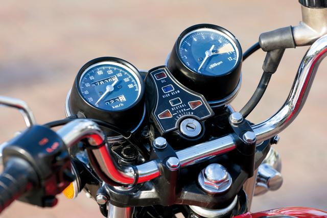 画像: メーターのデザインはCB350FOURから大きく変わり、回転計と速度計の間が広くなった。その位置には、インジケーター類を配置。鍵は使い勝手の良い両面キーを採用している。