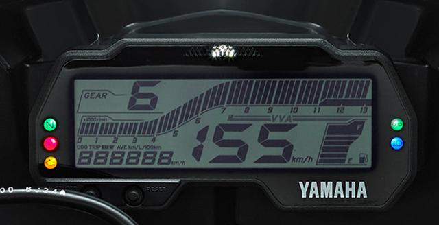 画像: 分かりやすいレイアウトの多機能なデジタルスピードメーター。シフトタイミングライトも装備。