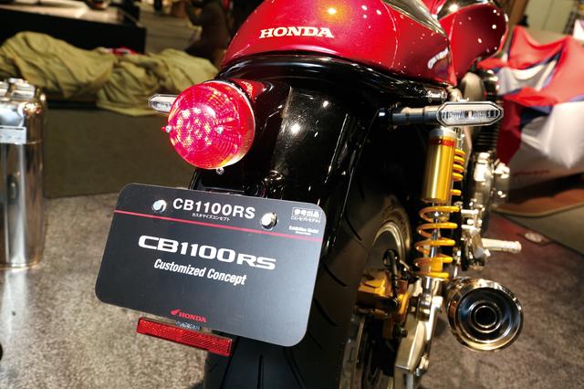 画像: RSのテールランプはスクエアなLEDだが、テールカウルの美しいラインに合わせ、テールランプはスッキリとした小型のものに換装、リフレクターはナンバー下部へ移動。