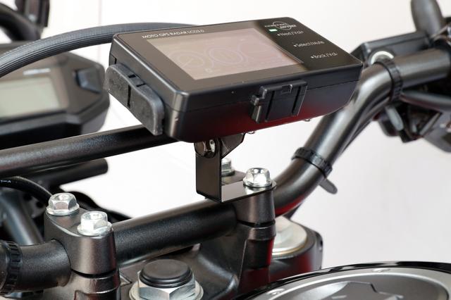 画像: バックミラーの取り付けネジ部やハンドルバーのクランプ部に装着するバイク用ステーは1512円で、ダッシュボードに貼るクルマ用ステーも同価格。シガライターソケットに挿す電源コードは2268円。(いずれも税込み)