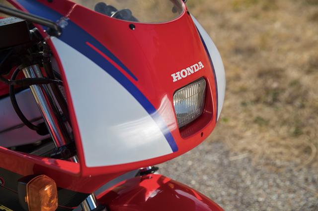 画像: アッパーカウルのデザイン自体は、1989〜1994年モデルと共通のものだ。NSR500などのイメージを取り入れたレーシーでシャープなデザインが特徴。