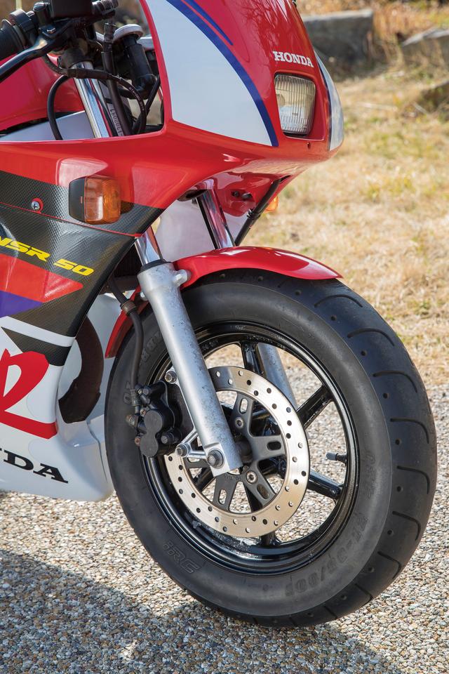 画像: 1995年モデルから本格的な油圧ダンパーを備える新型のフロントフォークを採用。1993年以降のモデルに装着されている6本スポークデザインのアルミキャストホイールが組み合わせられる。