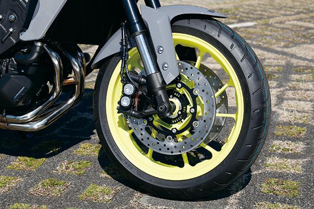 画像: φ298mmのダブルディスクに、対向ピストン4ポットラジアルマウントキャリパーをフローティングマウントする。