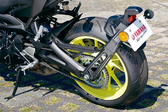 画像: ナンバーステーがサイクルフェンダー側に移ってテール周りはスッキリした印象に。テールランプはデザインを一新している。