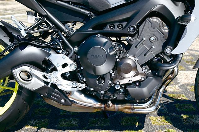 画像: エンジンは独自の「クロスプレーンコンセプト」に基づいたDOHC3気筒。今回からパワースペックは116PSとなっている。また、エキゾーストはサイレンサーをエンジン下に置くコンパクトなものを継承。サイレンサーの形状は新デザインとなっている。