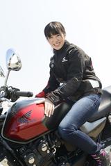 画像: 基本的に、放っておくとニーグリップの話ばかり続ける梅ちゃん。