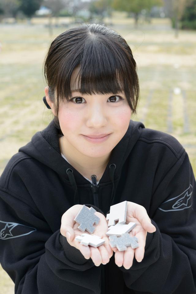画像: ジグソーパズル型はスポンジサンダーとは思えない可愛さ。角部分を使って細かな場所も研磨できる。(モデル:梅本まどか)