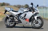 画像: フルサイズ50㏄レーサーレプリカとして人気を集めたTZR50R。写真は1997年に登場した最終モデル。他のカラーバリエーションとしては、白に赤いストロボラインの入ったヤマハカラーが存在していた。