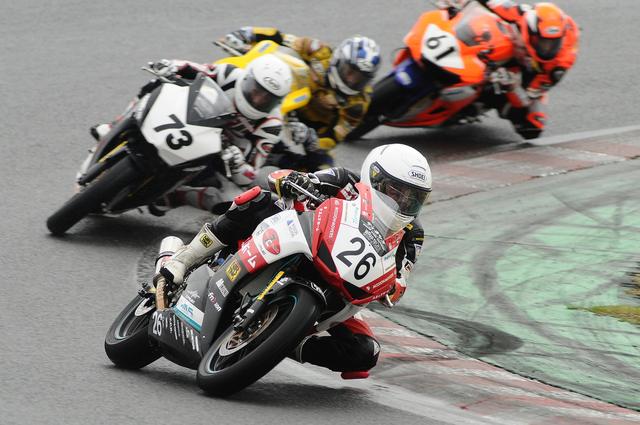 画像: レース中盤にトップに立った#26田中 このレース6番目のオジ…いや、アダルトライダーです