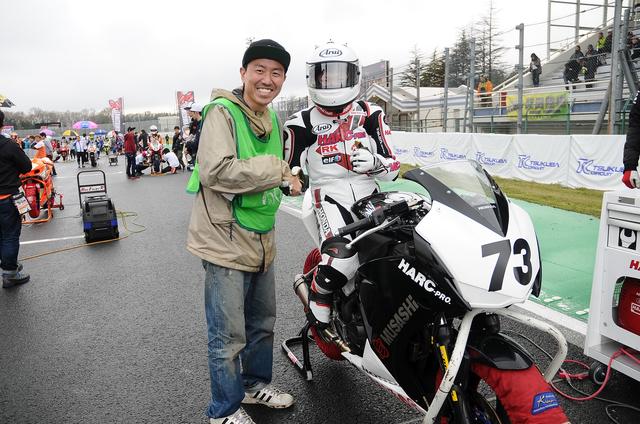 画像: スタート前に、ポールポジション上原大輝を激励する福ちゃん^^ JP250のレギュラープレゼンターでもやったらエエのになぁ