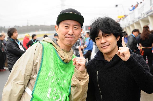 画像: JP250メインの観戦者ふたり(笑) 左のチュート福ちゃんは、このレースのあと、MotoGPアルゼンチンGPの解説へ出かけました 元世界チャンピオンは茂原ツインcircuitでライディングレッスンを開催するそうです