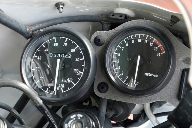 画像: ミニバイクレースでの使用を考慮し、スピードメーターを取り外してタコメーターのみにすることを前提にしたデザインのメーターパネル。スピードメーターが120㎞/hスケールなのは非オリジナル。