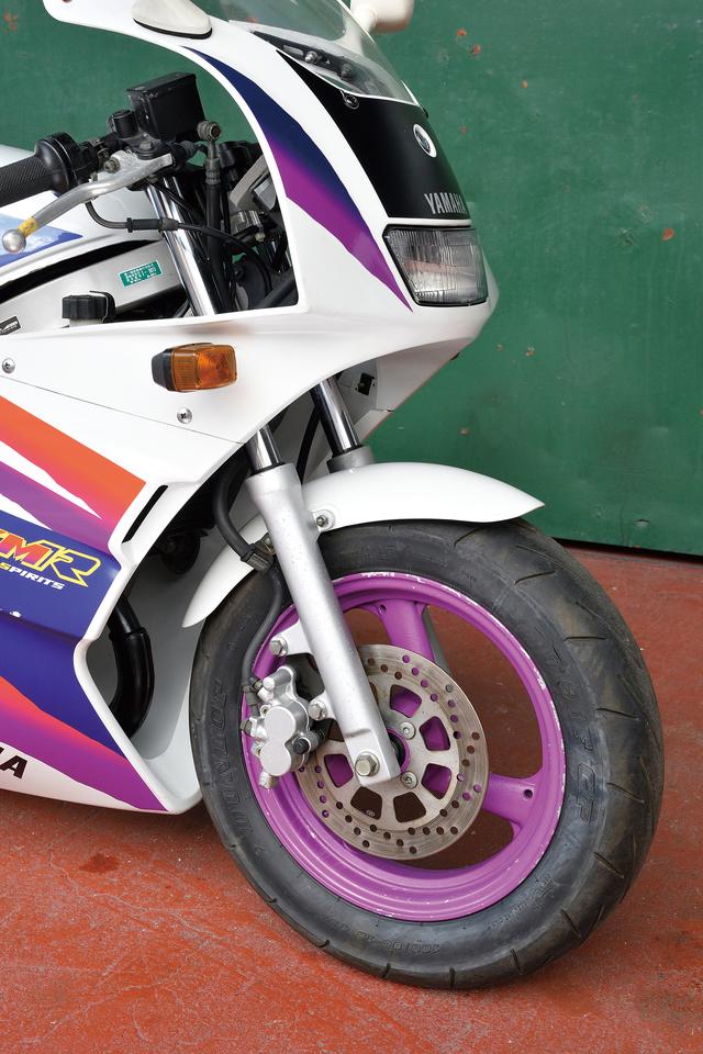 画像: TZM50R用に設計された、インナーチューブ径φ30㎜の正立フロントフォークは動作性に優れたもの。ブレーキは片押し2ポットキャリパーが装備されている。