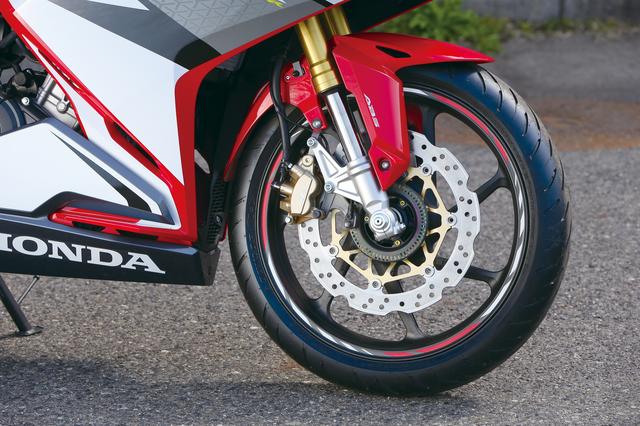 画像: ライバルモデルの中で唯一倒立フォークを採用。ウェーブディスクはφ310㎜で、撮影車はダンロップGPR300を履いていた。ABS標準装備とABSなしの2モデルが選択可能。