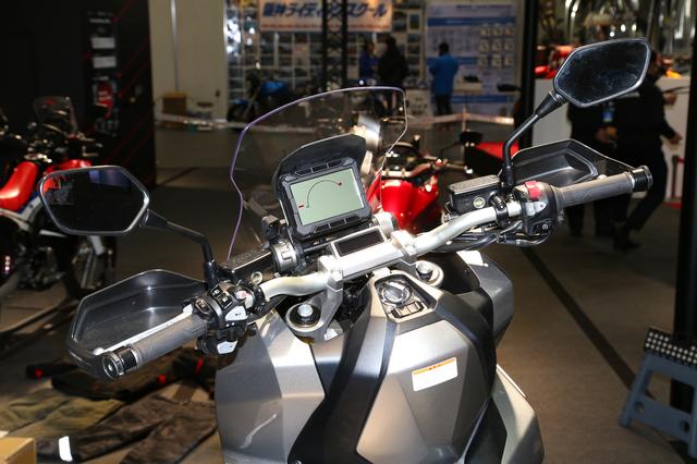 画像: Hondaスマートキーシステムを採用し、操作性の向上と、盗難防止機構としてメインスイッチノブクラッチを採用し無理な力でのハンドルロック解除を防ぎ、さらに盗難抑止効果の高いイモビライザー機構を標準装備。スマートキーには他の人によるメインスイッチの操作を防ぐスマート機能のON/OFFスイッチと、車両のウインカーが点滅して自車の位置を知らせるアンサーバックスイッチを装備。