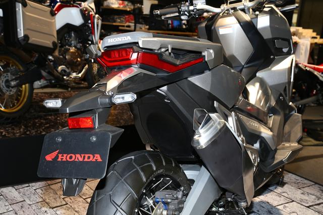 画像: リアカウルの幅を450mmに抑えながら、約21L容量の大容量ラゲッジボックスを採用。乗車時のパッセンジャーの快適性を確保しながら、形状によるがフルフェイスヘルメット1個の収納を実現した。ボックス内にはLEDラゲッジライトとアクセサリーソケットを標準装備し、利便性を追求している。別体型ETCをラゲッジボックス内に標準装備する。