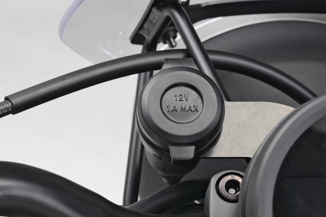 画像: アクセサリーソケット 定格出力12W(12V1A)まで使用できます。