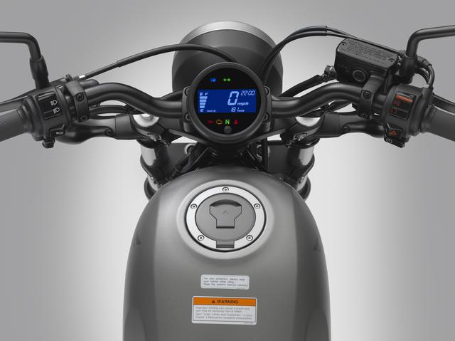画像: シンプルなφ100mmの小型LCDメーターを採用。ブラックの背景に、ブルーのバックライトでシンプルな表示となっている。