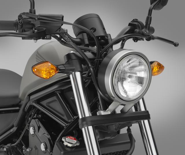 画像: φ135mm丸型ガラスレンズをアルミダイキャスト製フレームでマウントしたヘッドライトは250、500共通。質感とサイズにこだわった仕上がりだ。※写真は輸出仕様